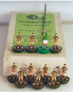 OHW049. WOLVERHAMPTON W. SOUTHPORT. Rare Mid 1960's OHW Subbuteo Team, Numbered Green & White Box. With Gold Bases & Gold Discs.